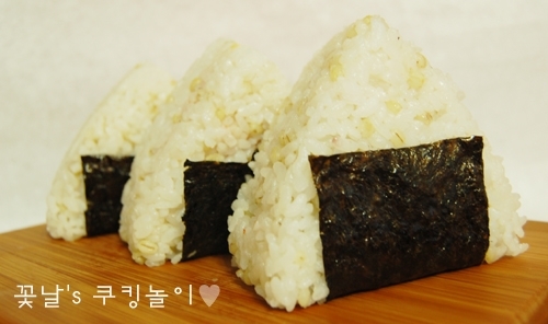 한우물유부야채김밥1380g(230gx6개)냉동전자렌지비건 | 홈플러스 택배배송 요리 > 참치삼각김밥 삼총사♥” style=”width:100%” title=”요리 > 참치삼각김밥 삼총사♥” loading=”lazy”><figcaption>요리 > 참치삼각김밥 삼총사♥</figcaption></figure>
<figure><img decoding=