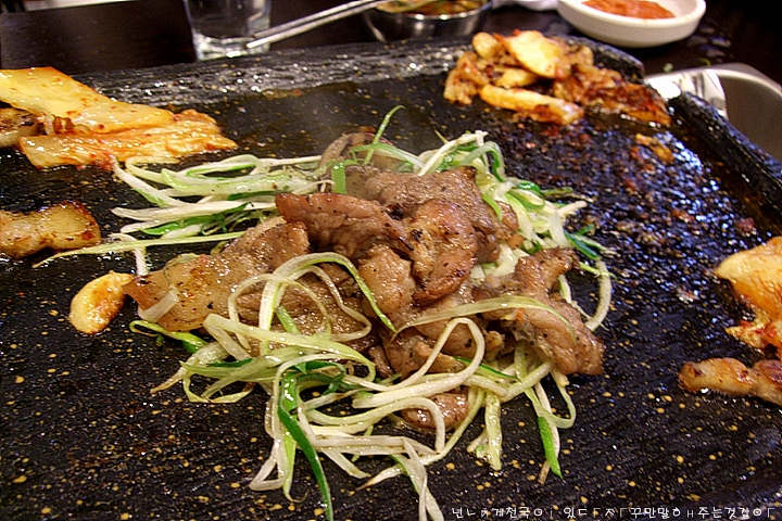 지글지글 불맛 제대로 끝내주는 연탄불고기의 진미, 49년 전통 연탄초벌구이전문점 역삼동 《 연탄마을 》